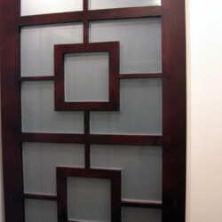 Braon kockasta figura vrata